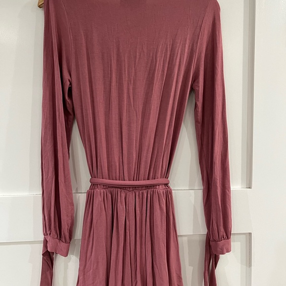Lulu's Dusty Rose Long Sleeve Short Romper with Arm Slits and Pockets Size S - Picture 7 of 7